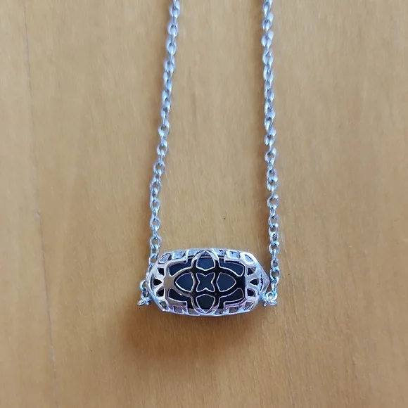 KENDRA SCOTT Elisa Pendant Necklace - Picture 9 of 10